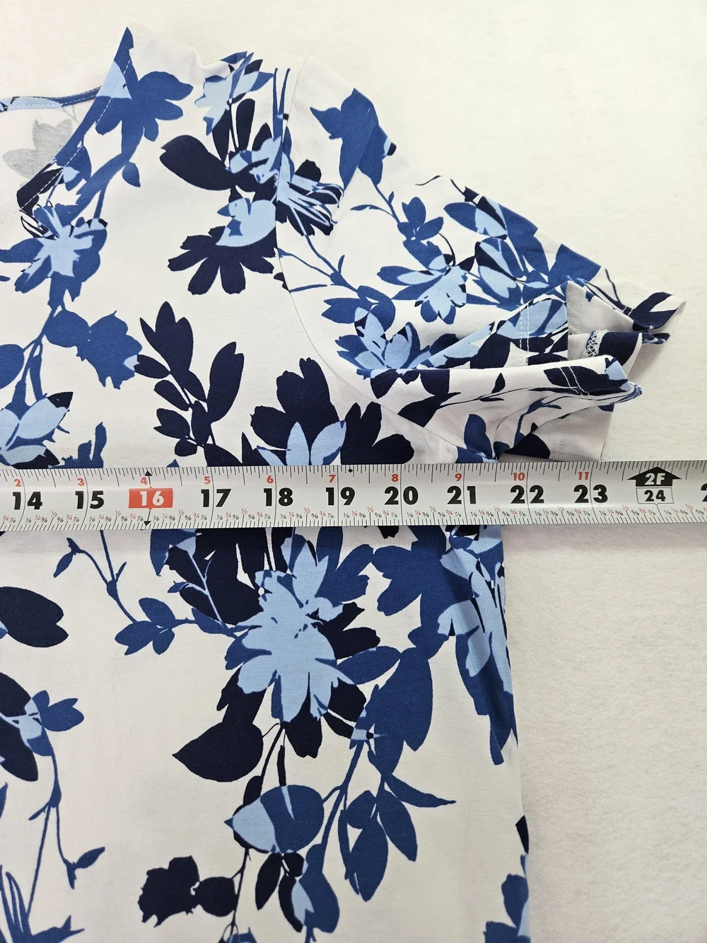 Alfred Dunner Blue and White Floral V-Neck Top Womens Size Med - Picture 5 of 7